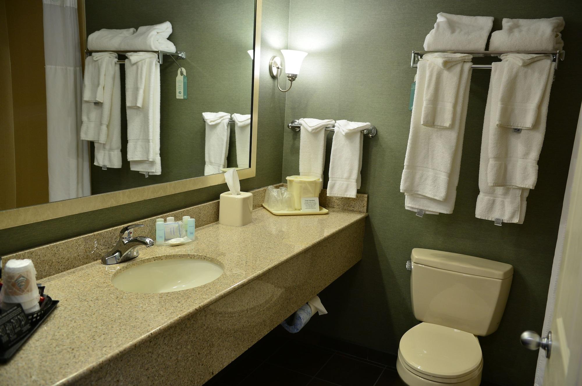 Clarion Inn & Suites At The Outlets Of Lake George Exteriör bild
