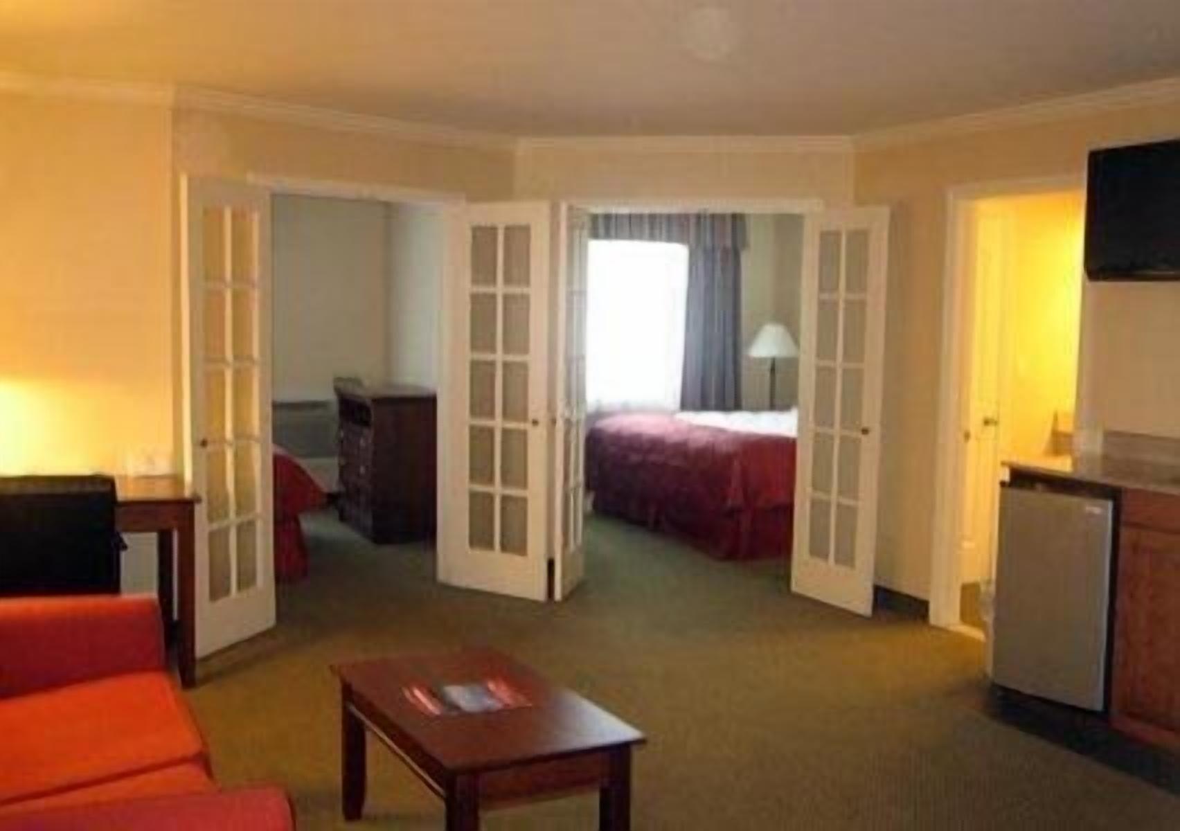 Clarion Inn & Suites At The Outlets Of Lake George Exteriör bild