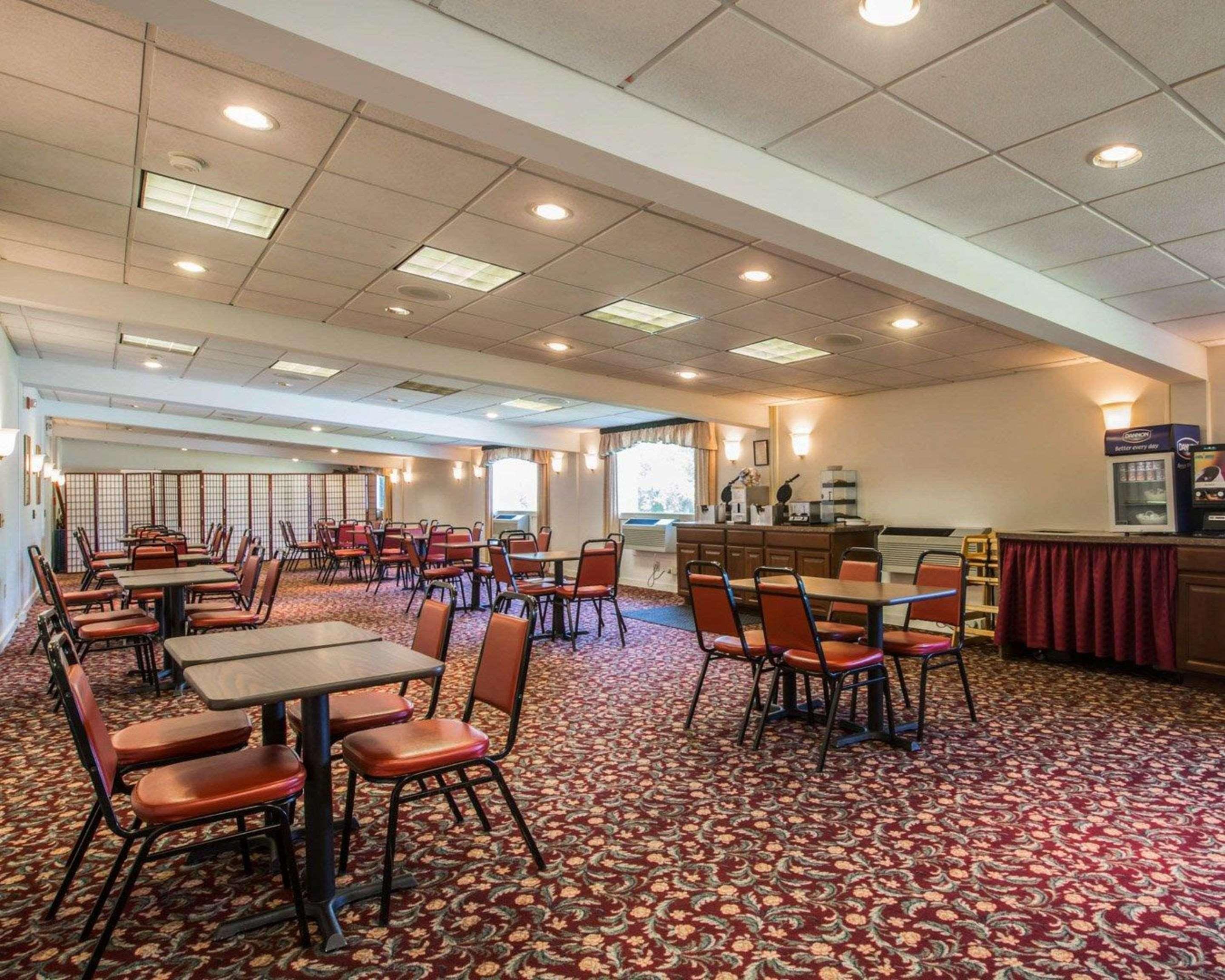 Clarion Inn & Suites At The Outlets Of Lake George Exteriör bild