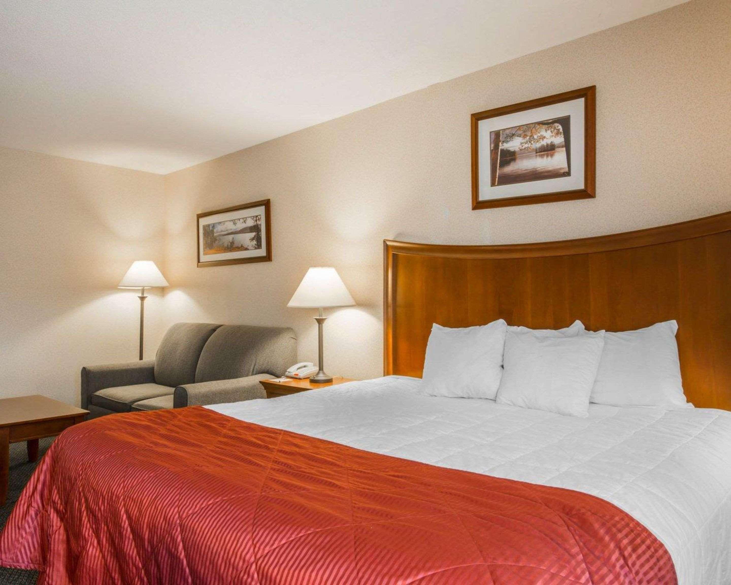 Clarion Inn & Suites At The Outlets Of Lake George Exteriör bild