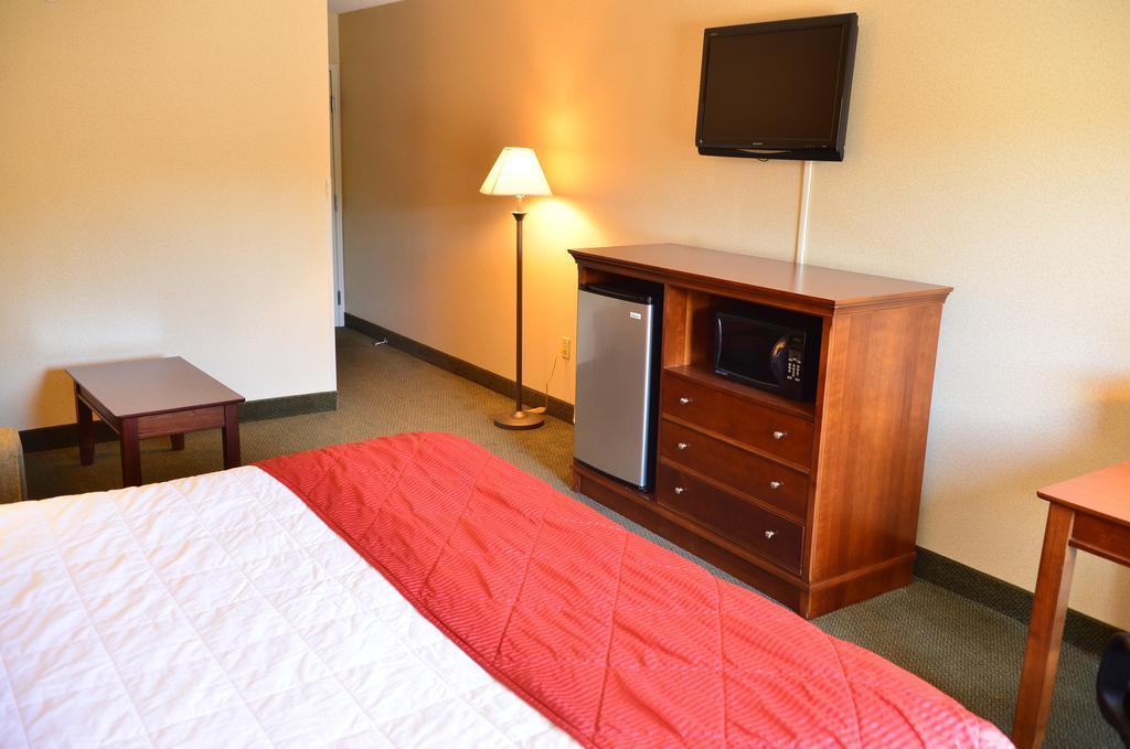Clarion Inn & Suites At The Outlets Of Lake George Exteriör bild