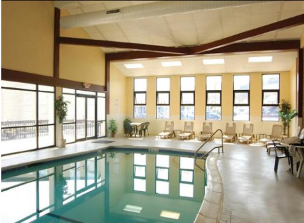 Clarion Inn & Suites At The Outlets Of Lake George Exteriör bild