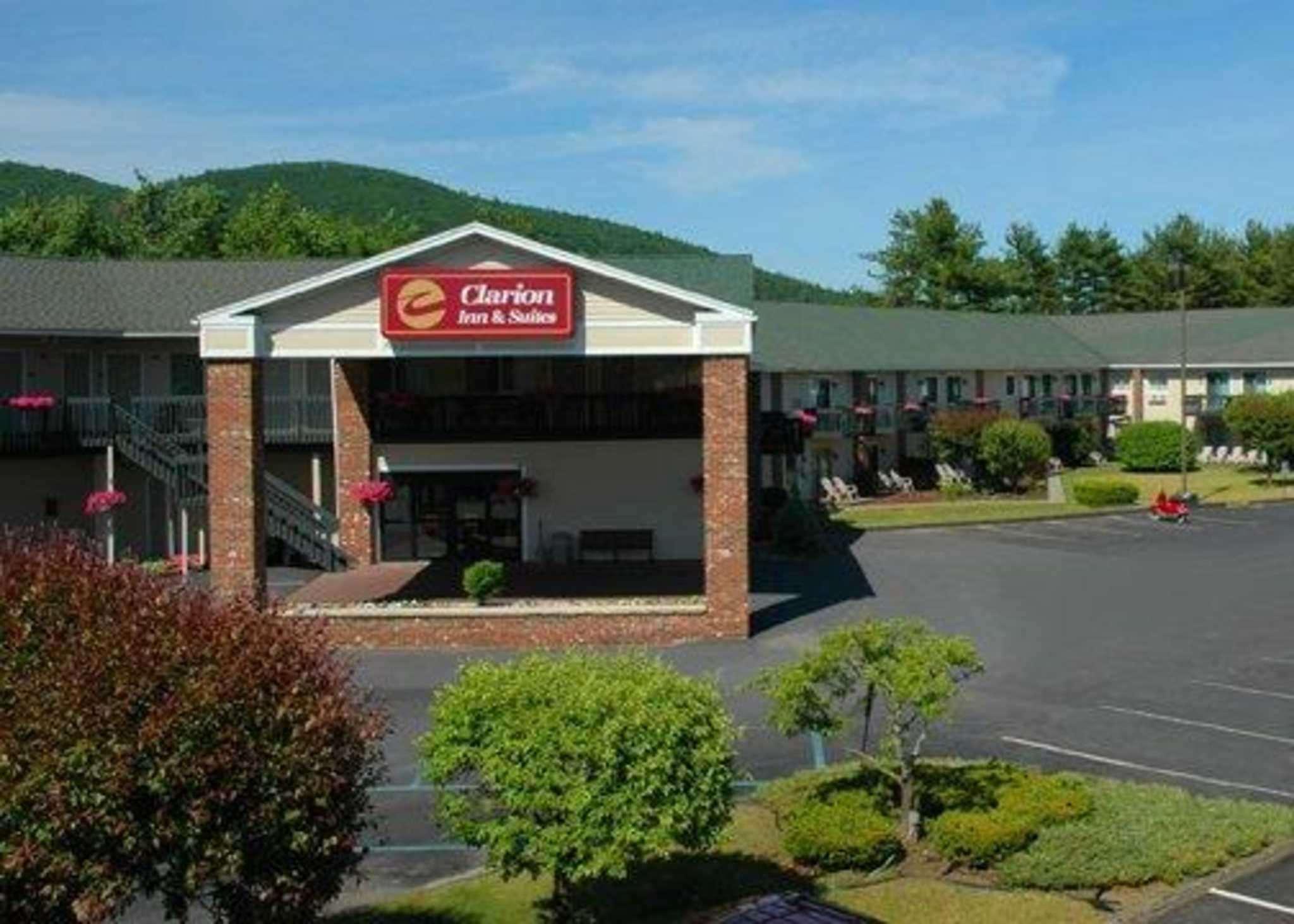 Clarion Inn & Suites At The Outlets Of Lake George Exteriör bild