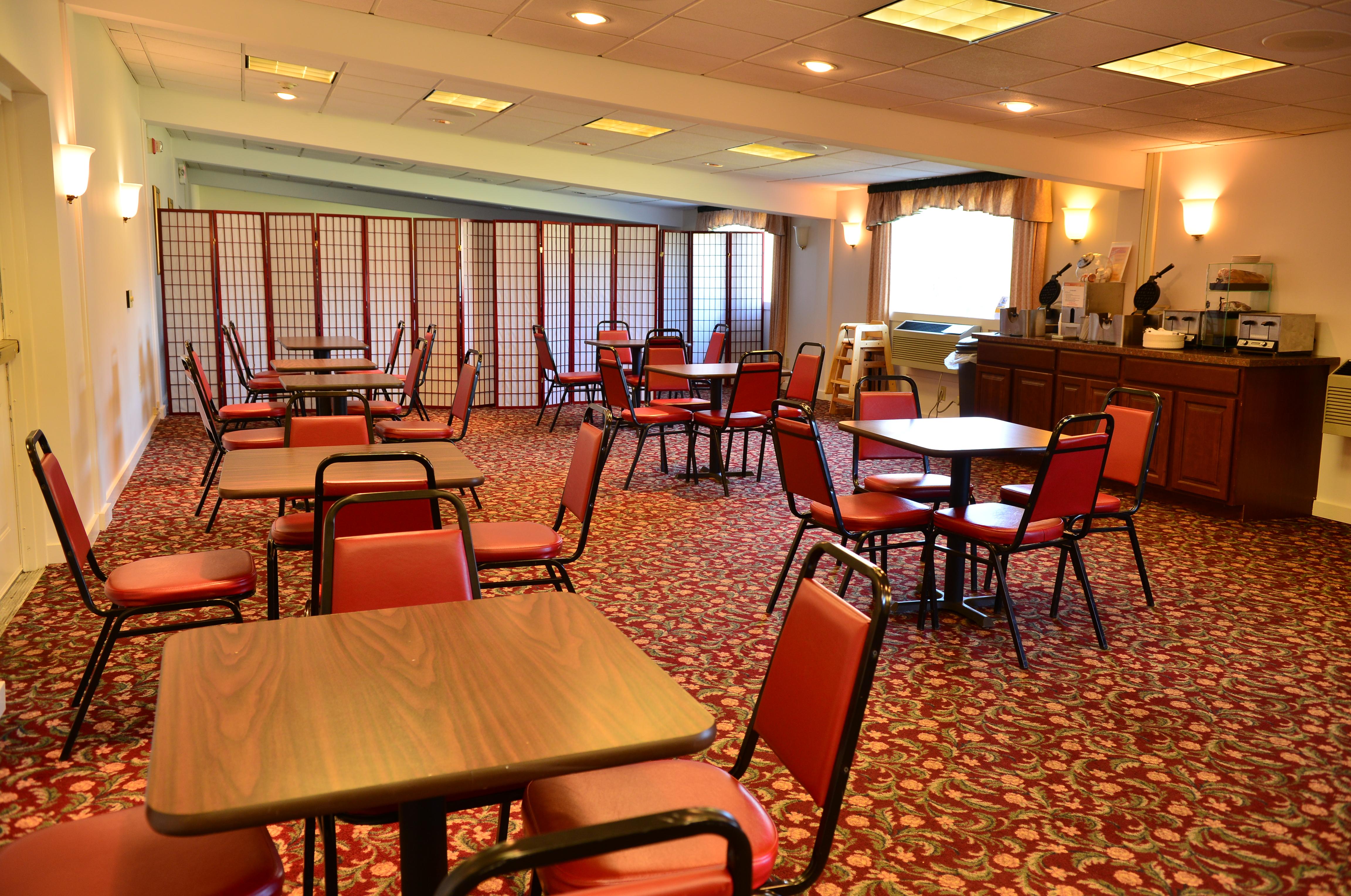 Clarion Inn & Suites At The Outlets Of Lake George Exteriör bild