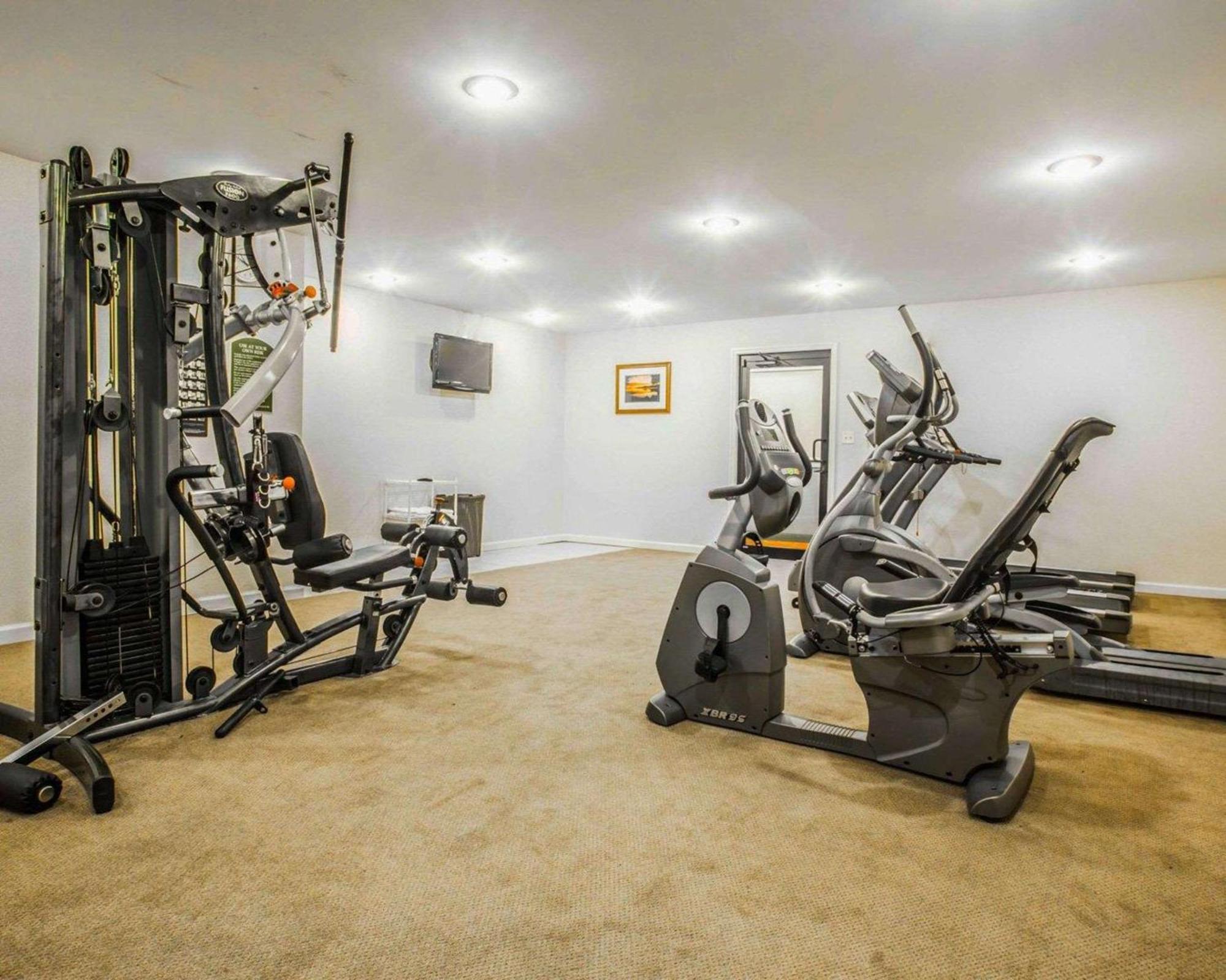Clarion Inn & Suites At The Outlets Of Lake George Exteriör bild