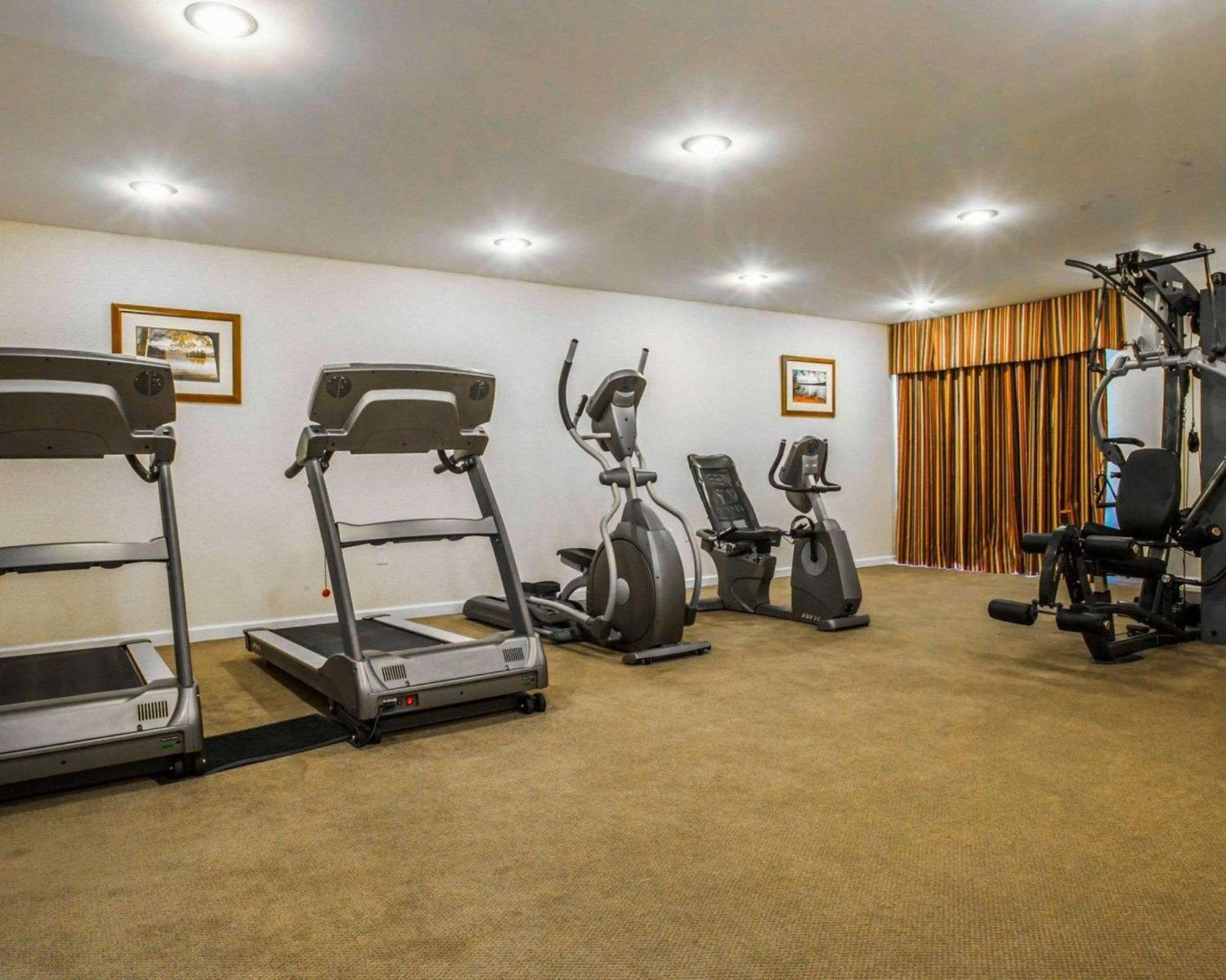 Clarion Inn & Suites At The Outlets Of Lake George Exteriör bild