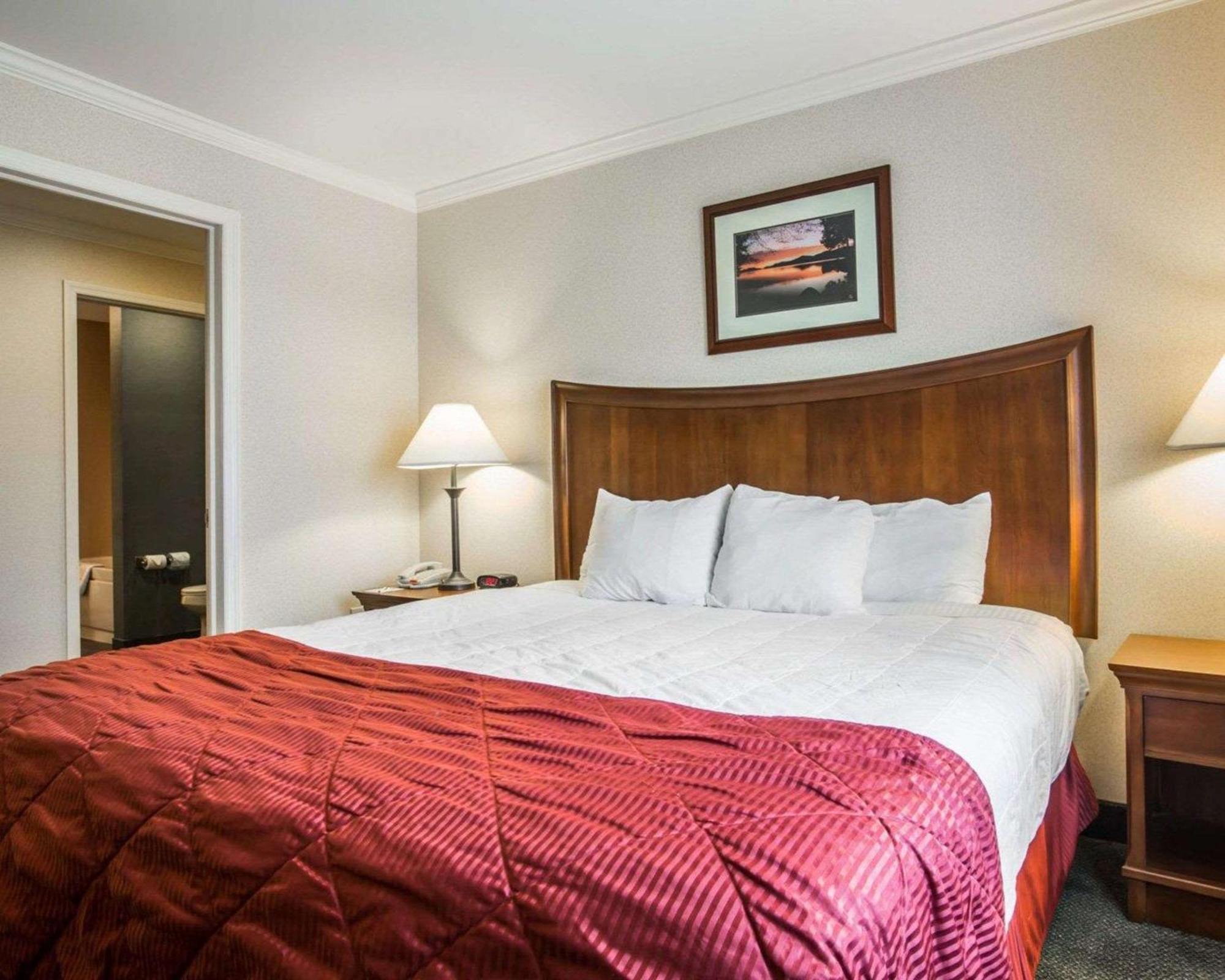 Clarion Inn & Suites At The Outlets Of Lake George Exteriör bild