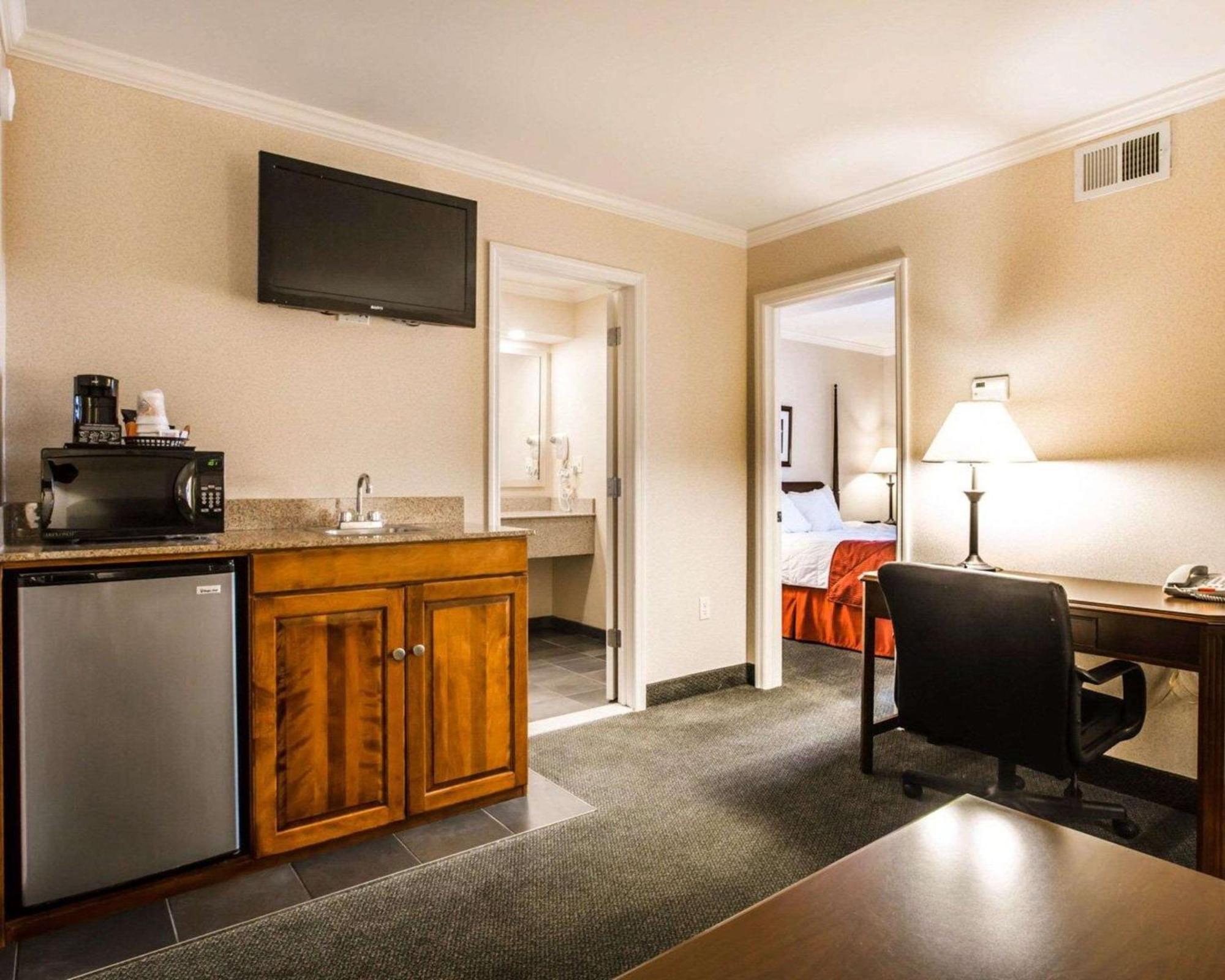 Clarion Inn & Suites At The Outlets Of Lake George Exteriör bild