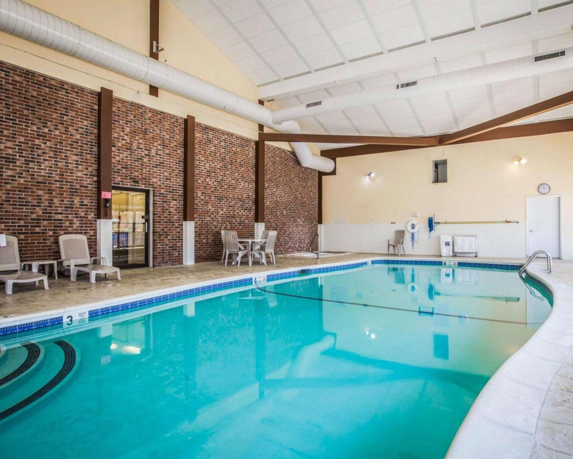 Clarion Inn & Suites At The Outlets Of Lake George Exteriör bild