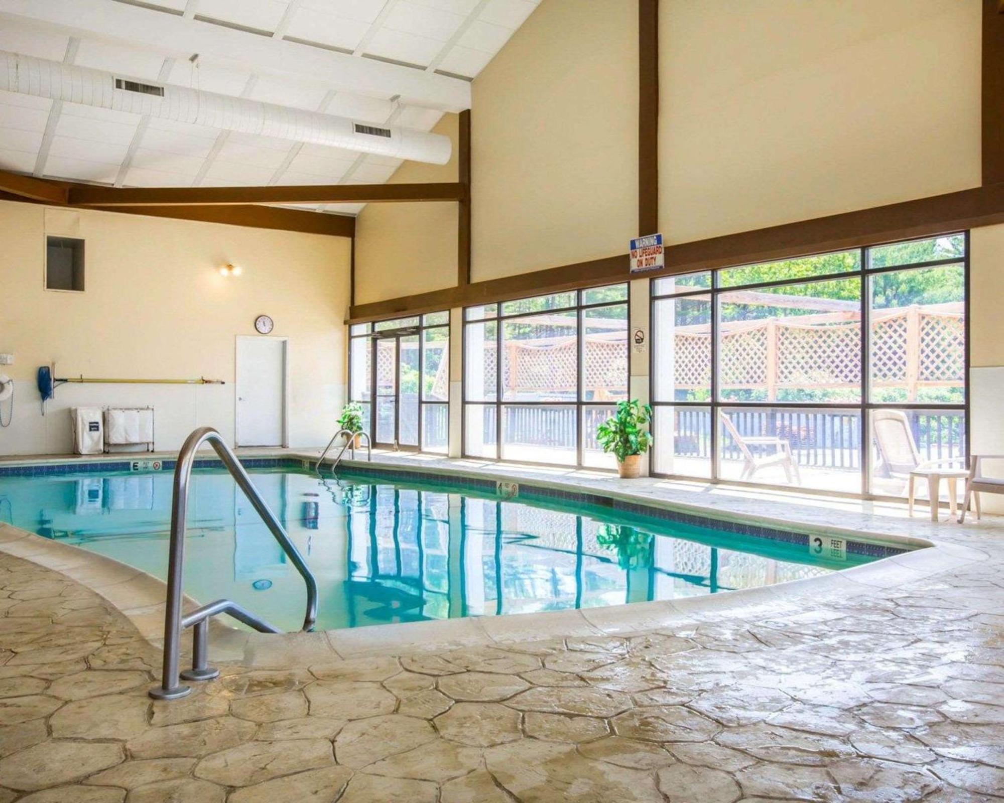 Clarion Inn & Suites At The Outlets Of Lake George Exteriör bild