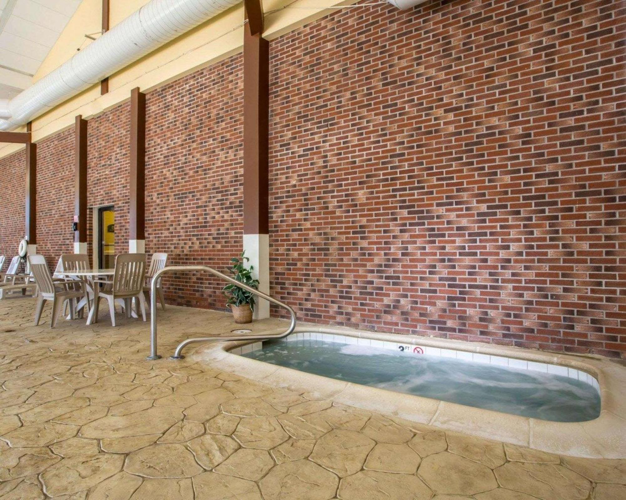Clarion Inn & Suites At The Outlets Of Lake George Exteriör bild