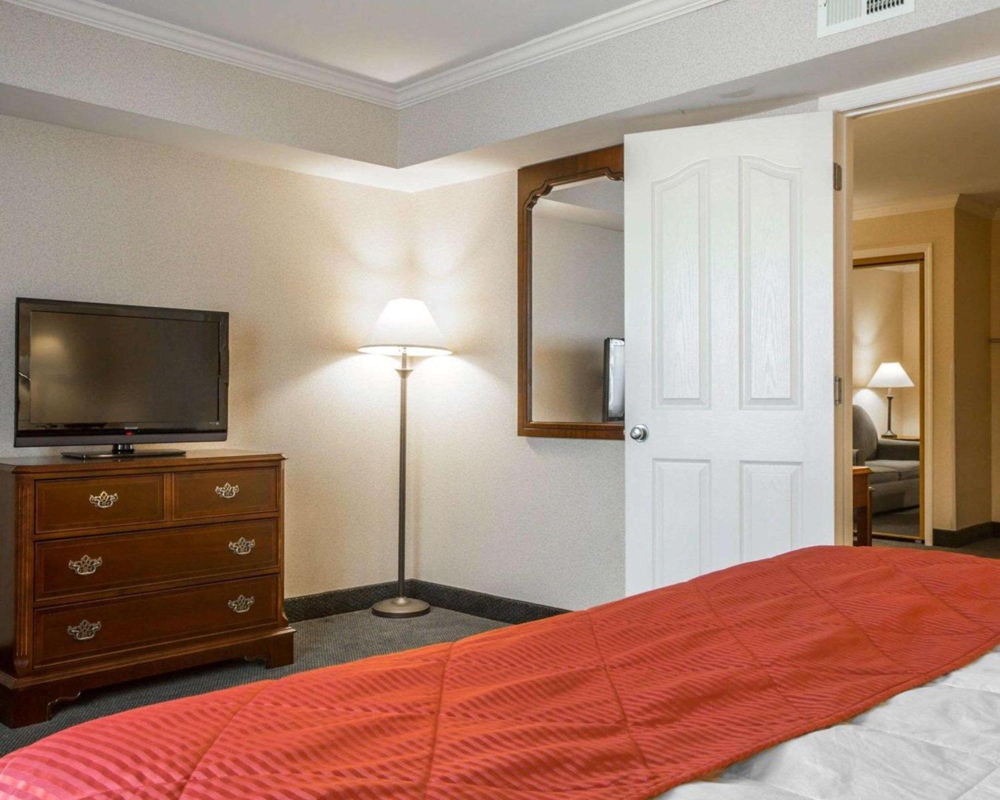 Clarion Inn & Suites At The Outlets Of Lake George Exteriör bild