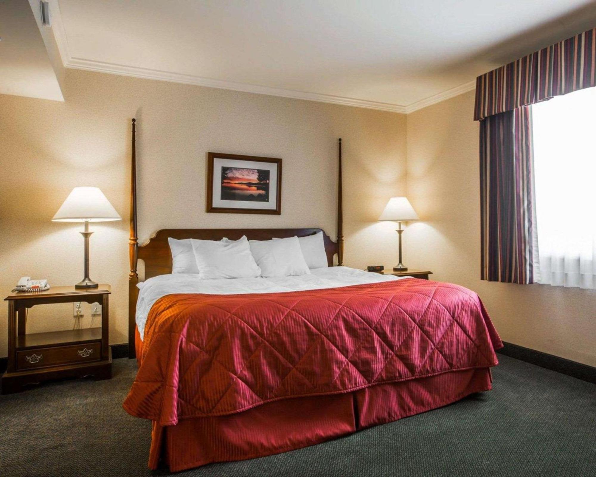 Clarion Inn & Suites At The Outlets Of Lake George Exteriör bild
