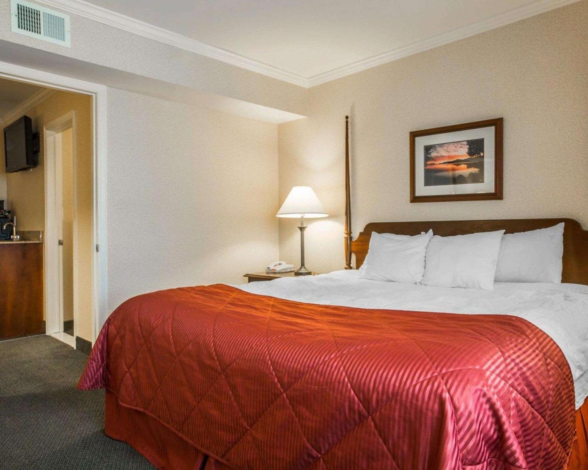 Clarion Inn & Suites At The Outlets Of Lake George Exteriör bild