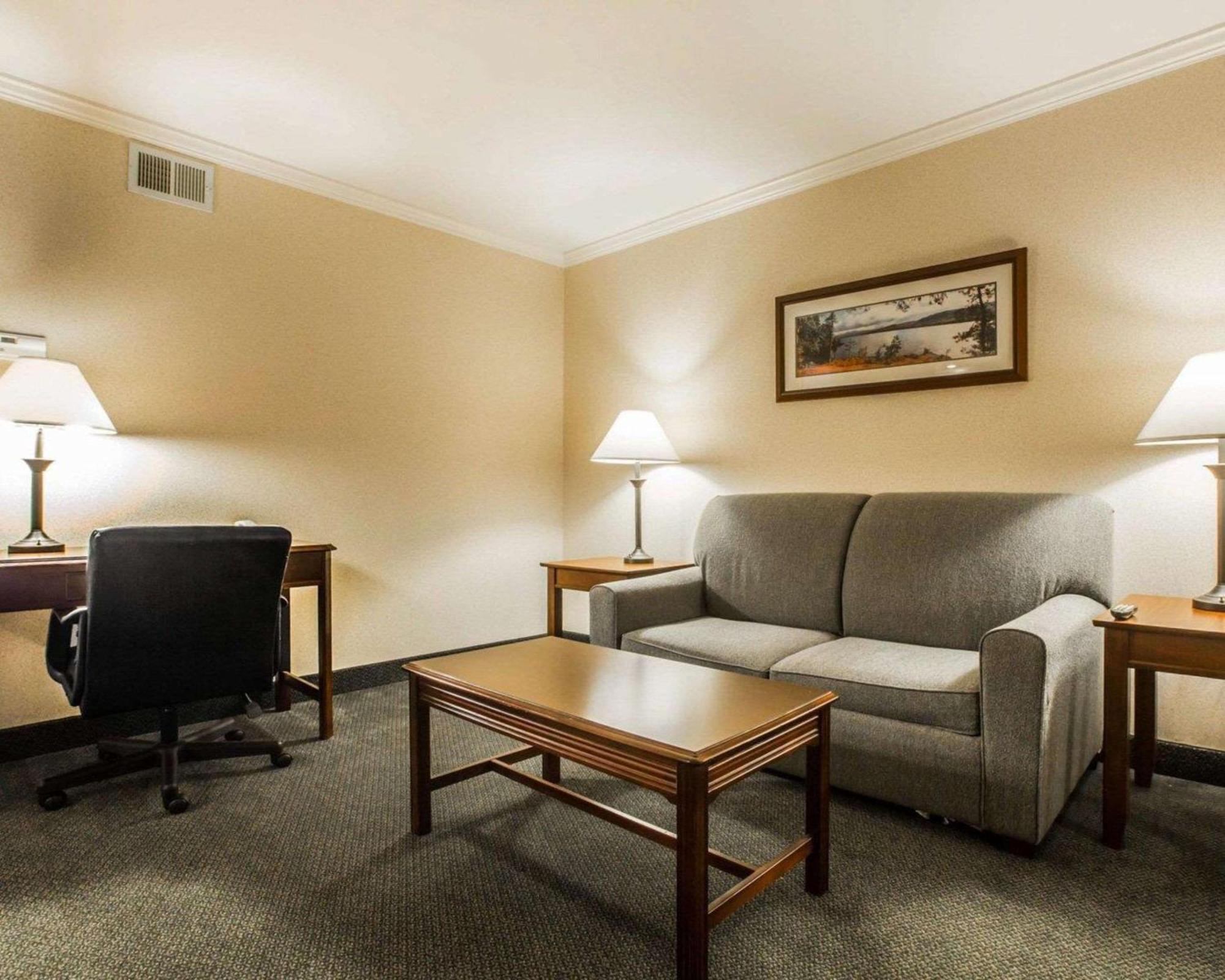 Clarion Inn & Suites At The Outlets Of Lake George Exteriör bild