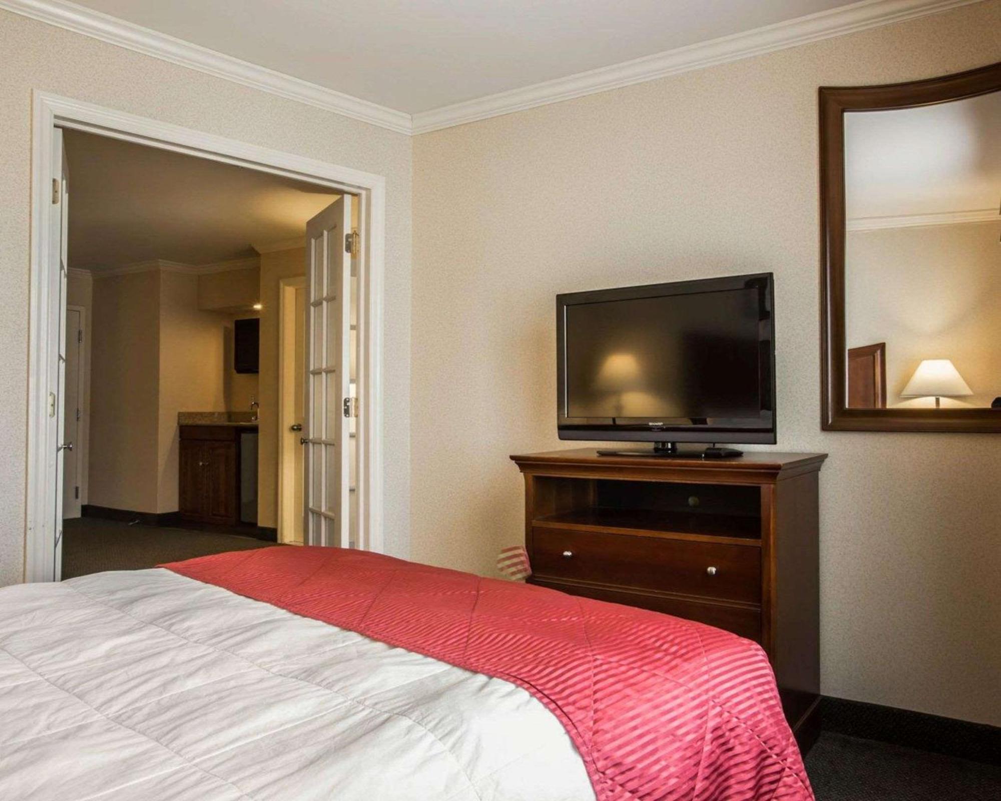 Clarion Inn & Suites At The Outlets Of Lake George Exteriör bild