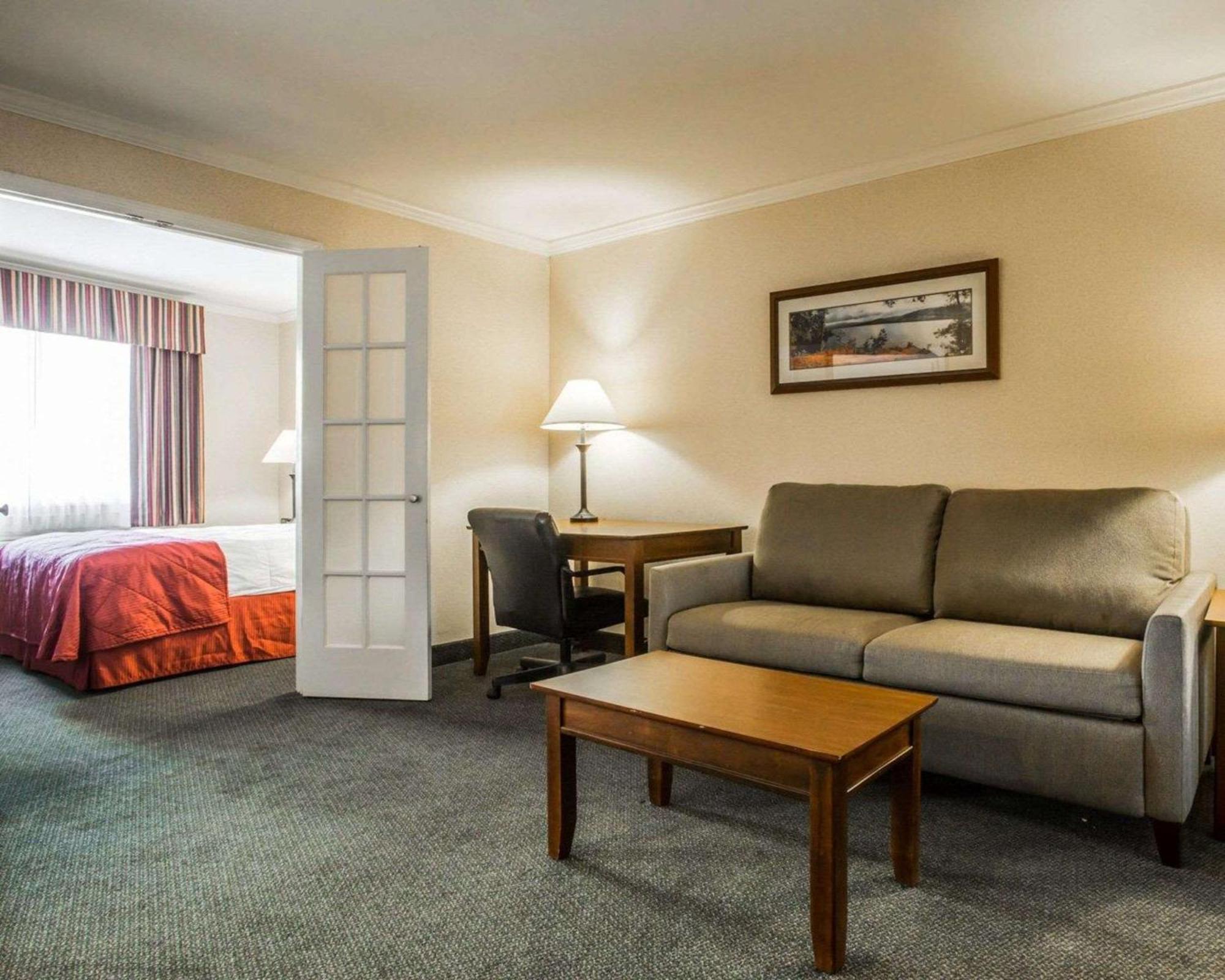 Clarion Inn & Suites At The Outlets Of Lake George Exteriör bild