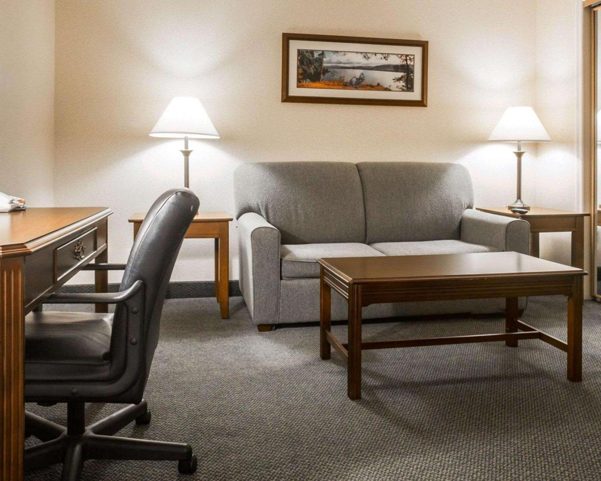 Clarion Inn & Suites At The Outlets Of Lake George Exteriör bild