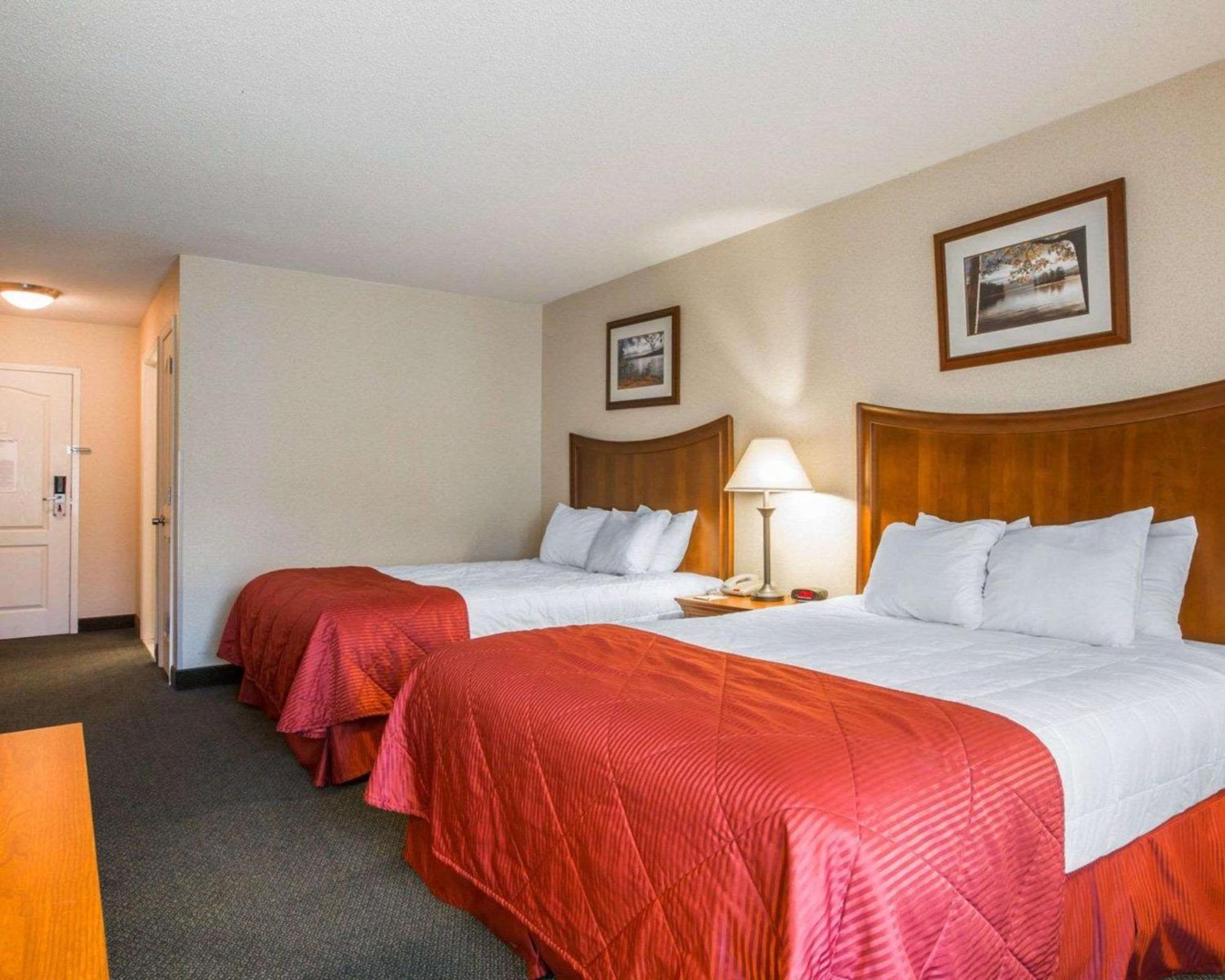 Clarion Inn & Suites At The Outlets Of Lake George Exteriör bild