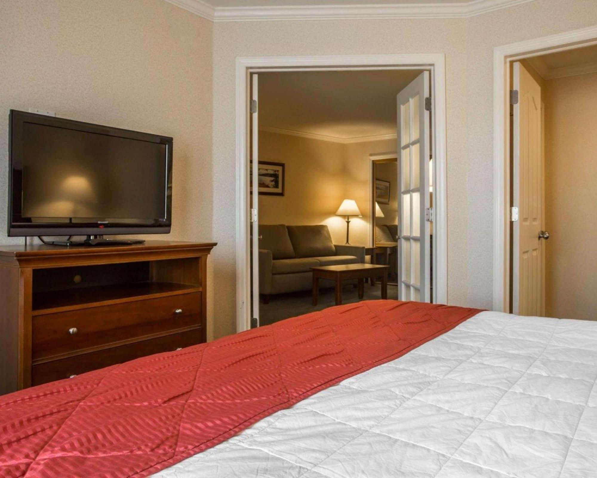 Clarion Inn & Suites At The Outlets Of Lake George Exteriör bild