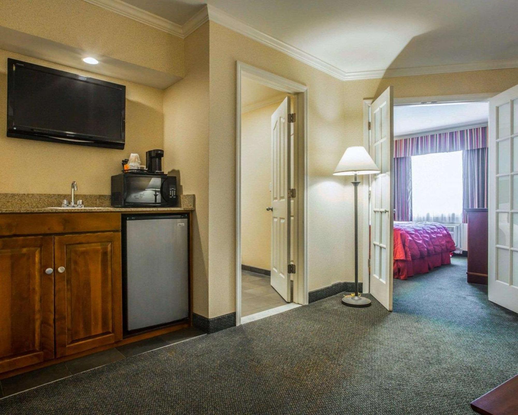 Clarion Inn & Suites At The Outlets Of Lake George Exteriör bild