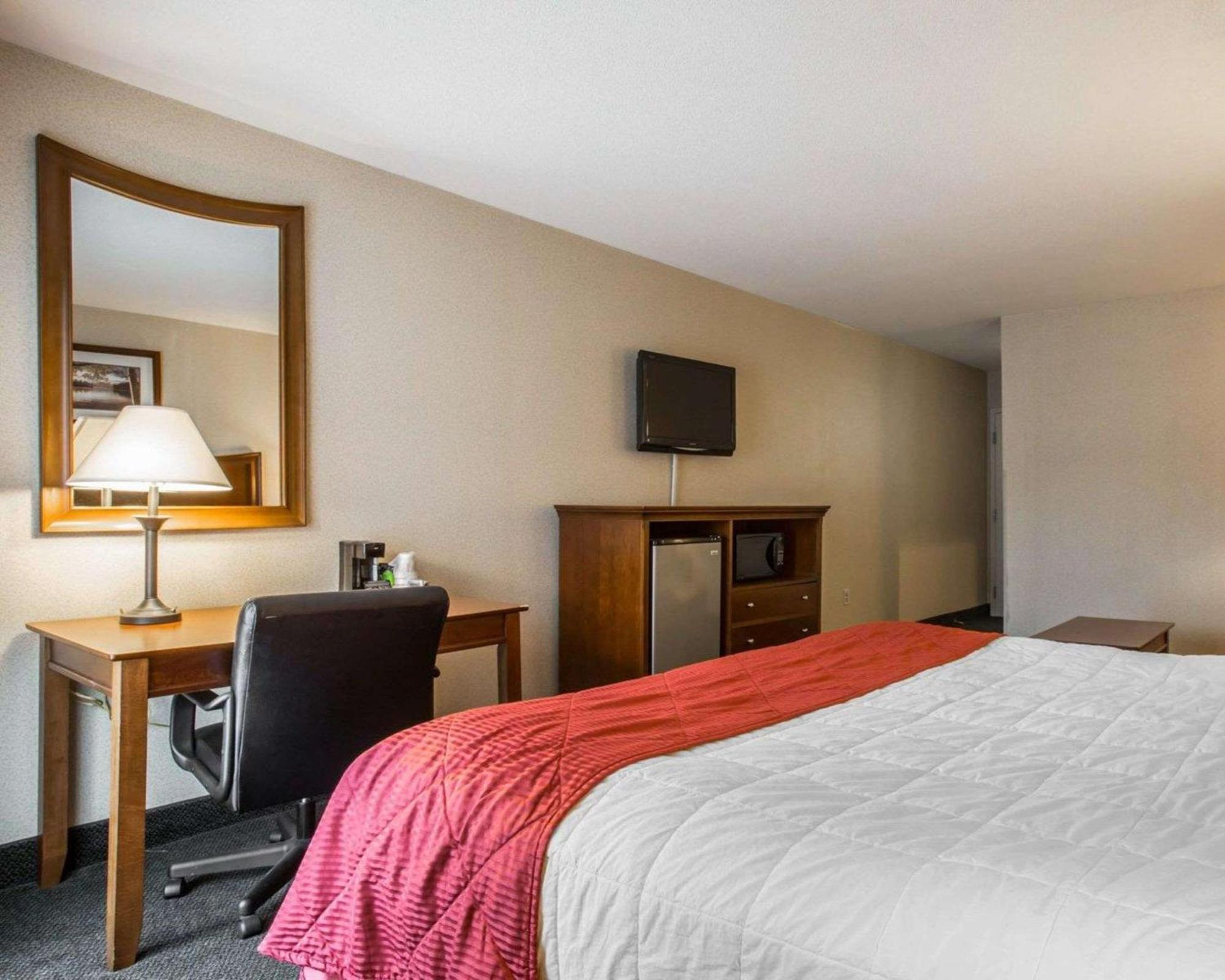 Clarion Inn & Suites At The Outlets Of Lake George Exteriör bild
