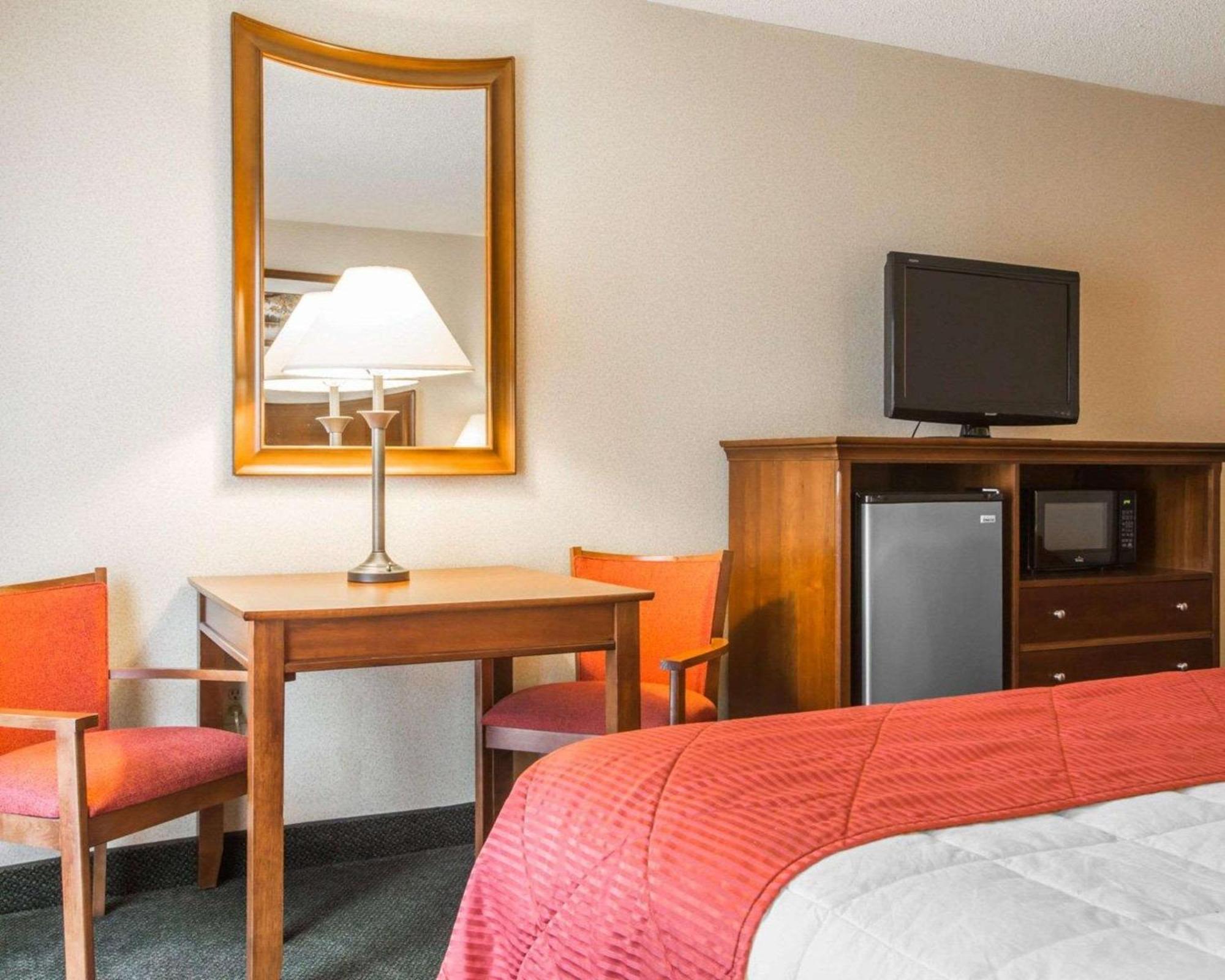 Clarion Inn & Suites At The Outlets Of Lake George Exteriör bild