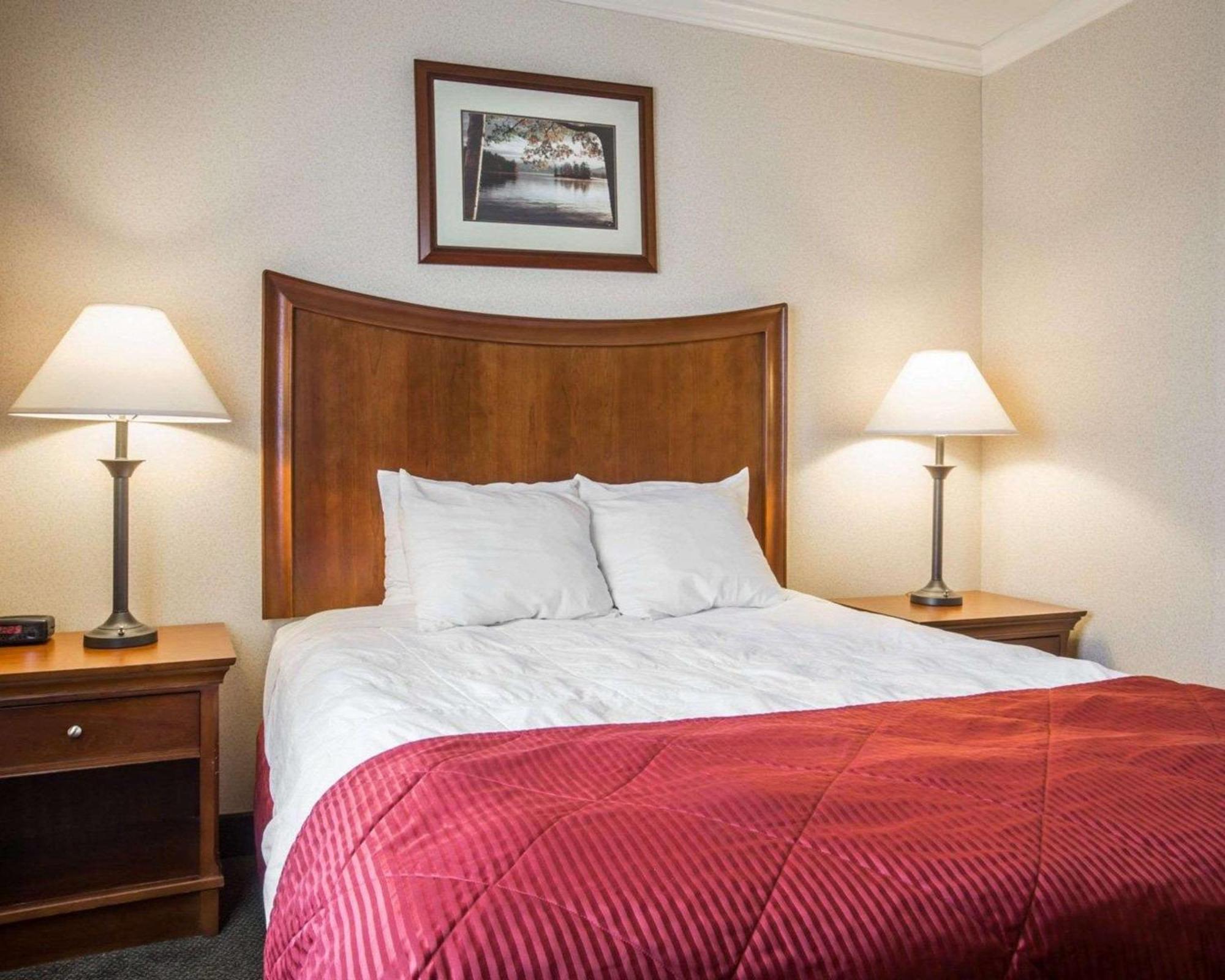 Clarion Inn & Suites At The Outlets Of Lake George Exteriör bild