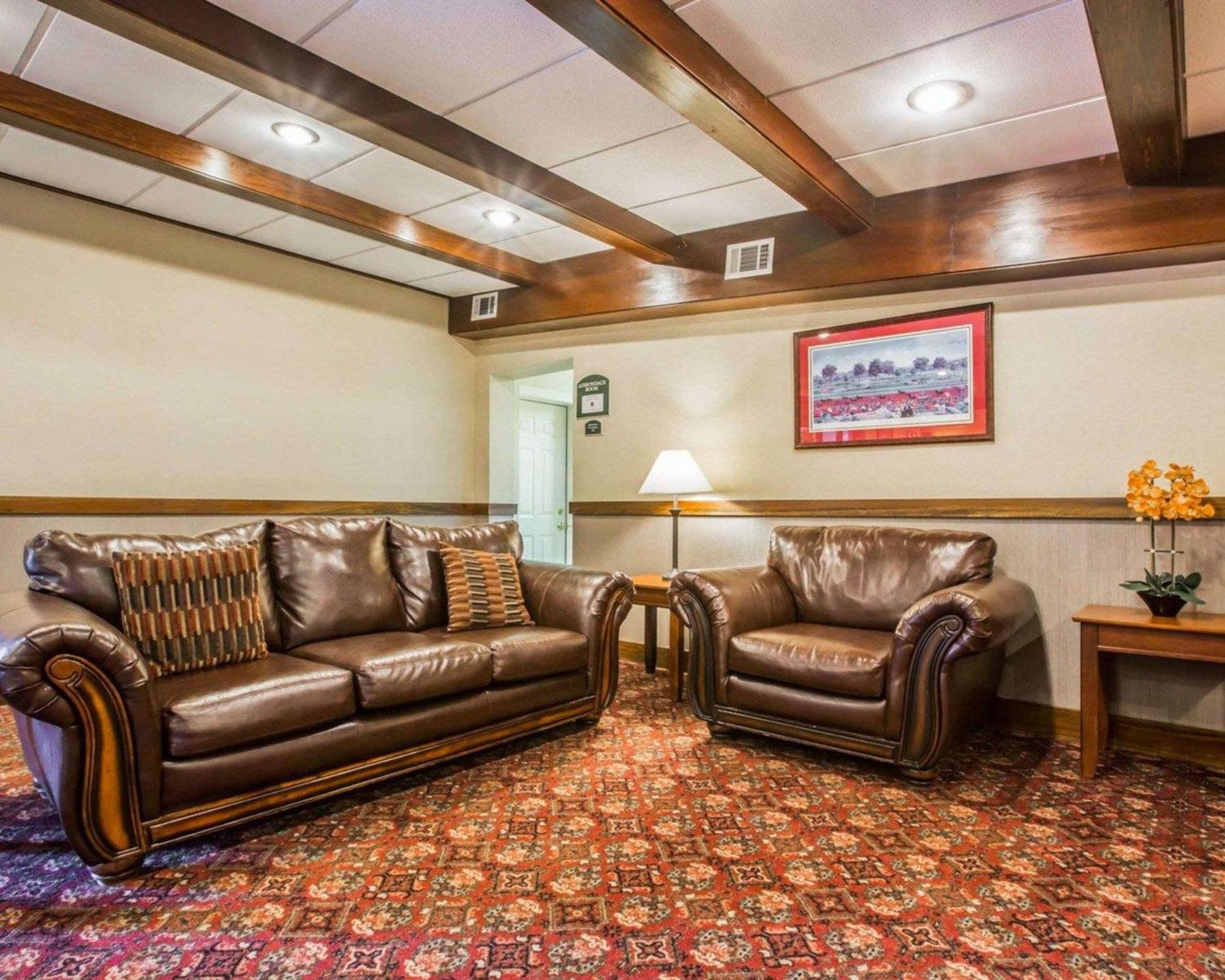 Clarion Inn & Suites At The Outlets Of Lake George Exteriör bild