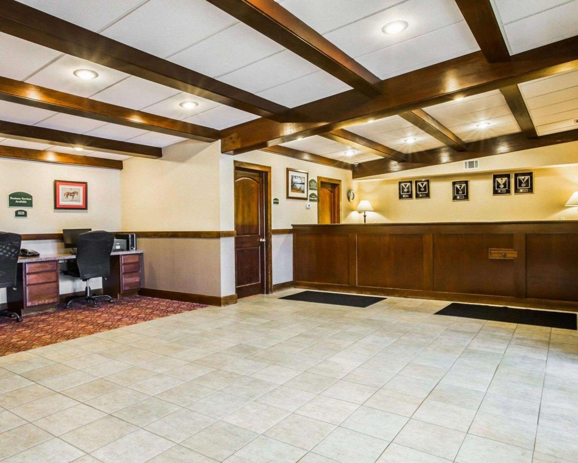 Clarion Inn & Suites At The Outlets Of Lake George Exteriör bild
