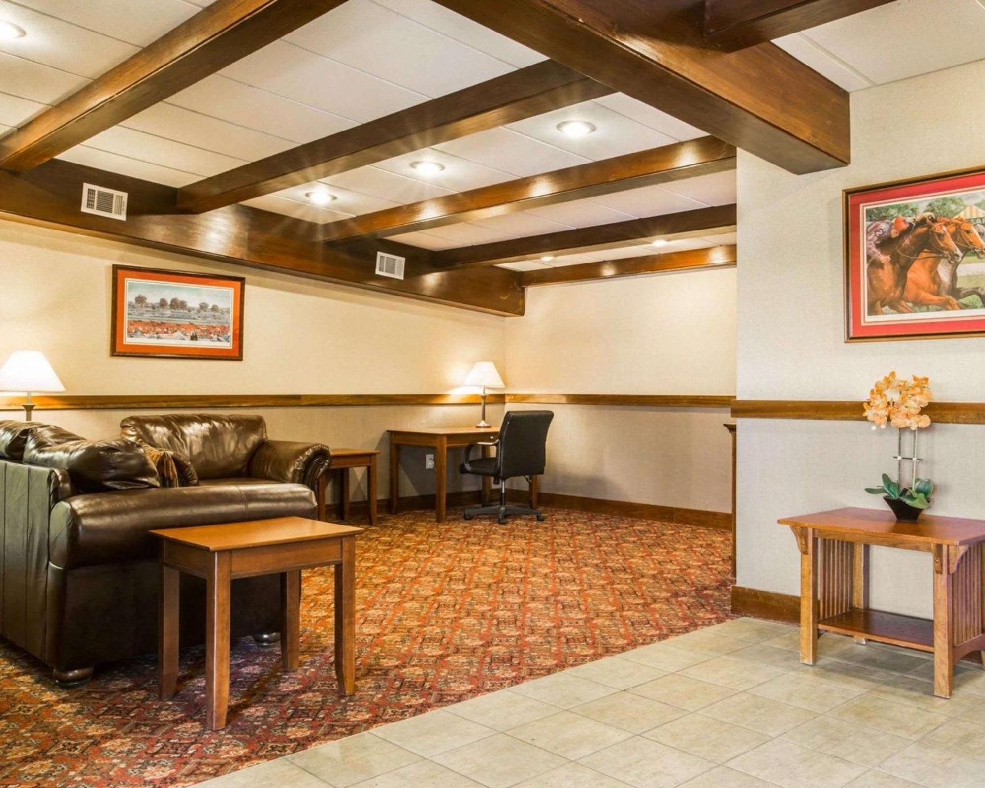 Clarion Inn & Suites At The Outlets Of Lake George Exteriör bild