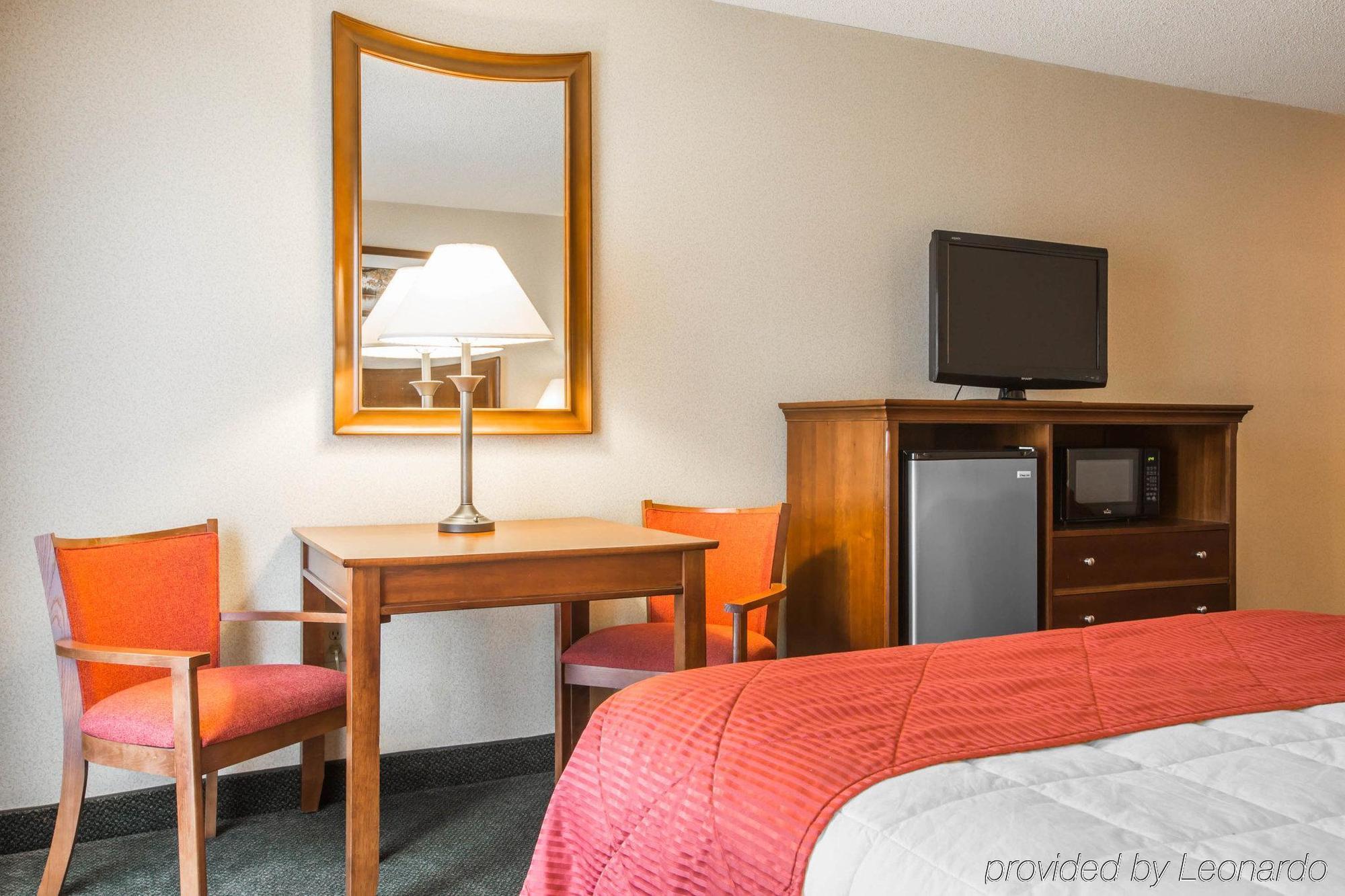 Clarion Inn & Suites At The Outlets Of Lake George Exteriör bild