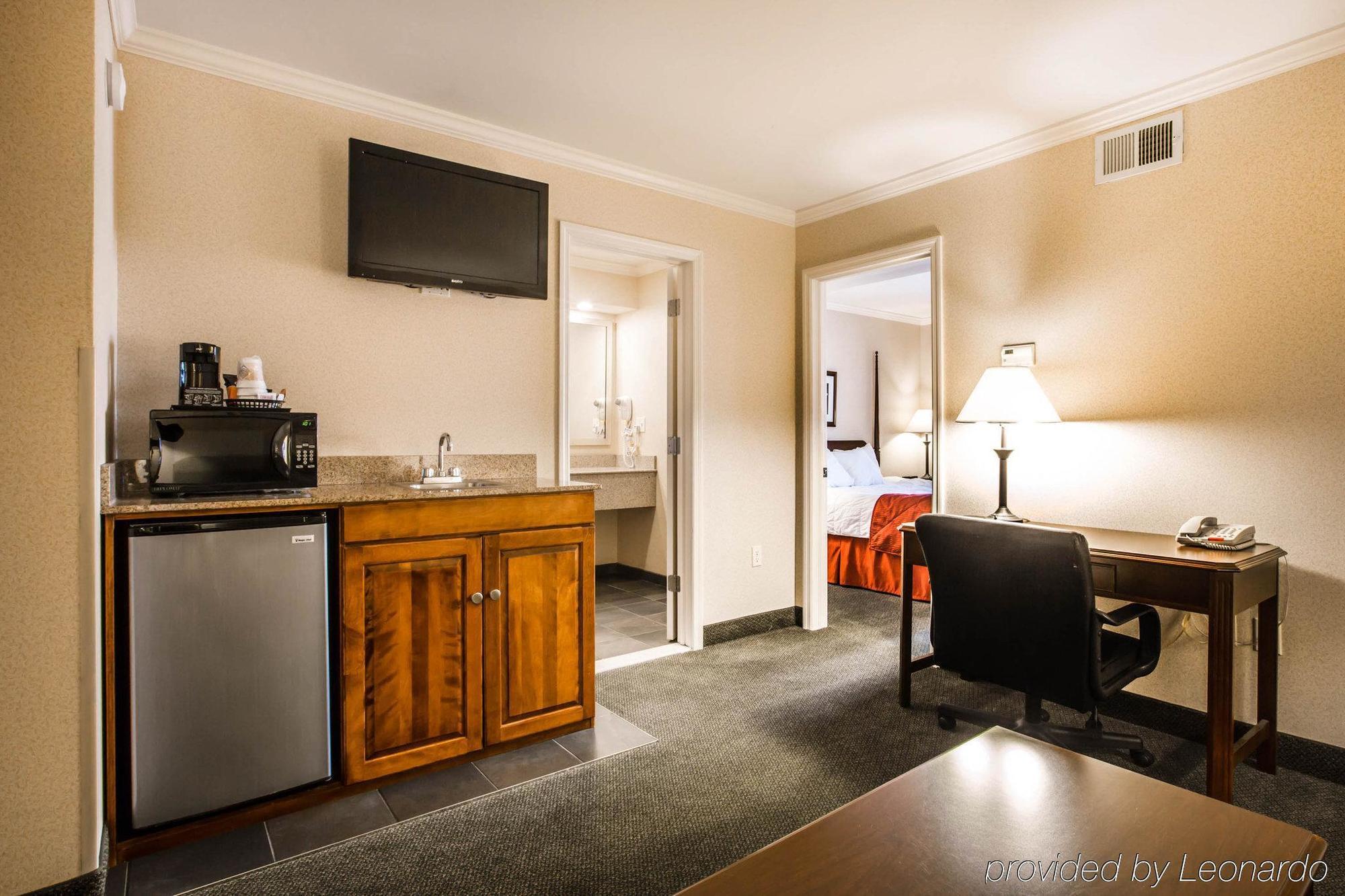 Clarion Inn & Suites At The Outlets Of Lake George Exteriör bild