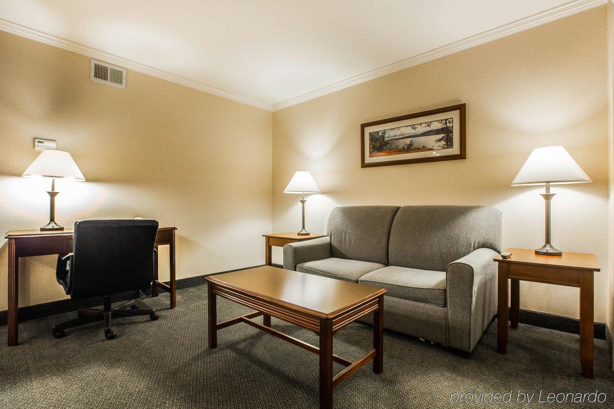 Clarion Inn & Suites At The Outlets Of Lake George Exteriör bild