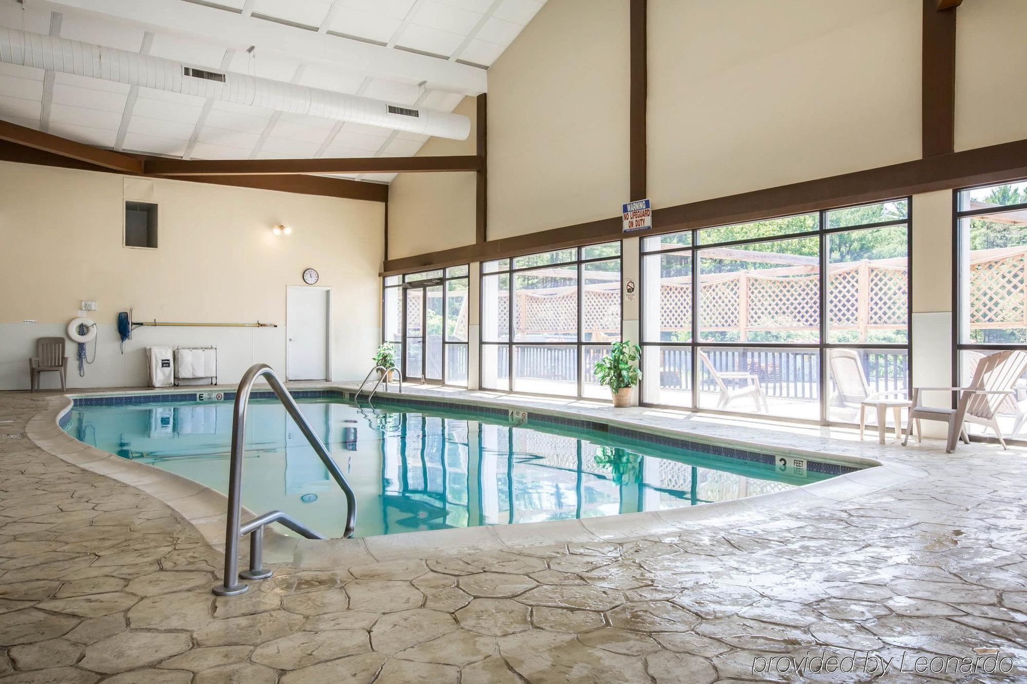 Clarion Inn & Suites At The Outlets Of Lake George Exteriör bild