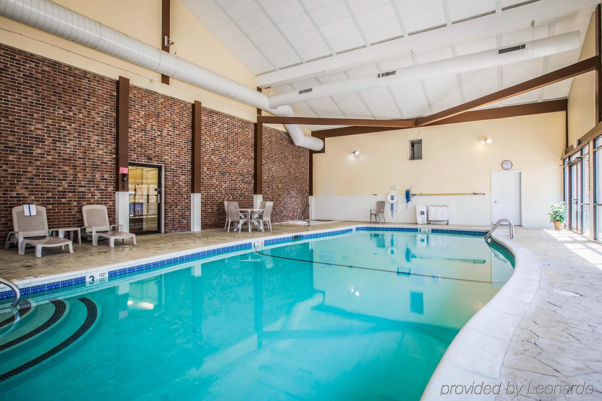 Clarion Inn & Suites At The Outlets Of Lake George Exteriör bild