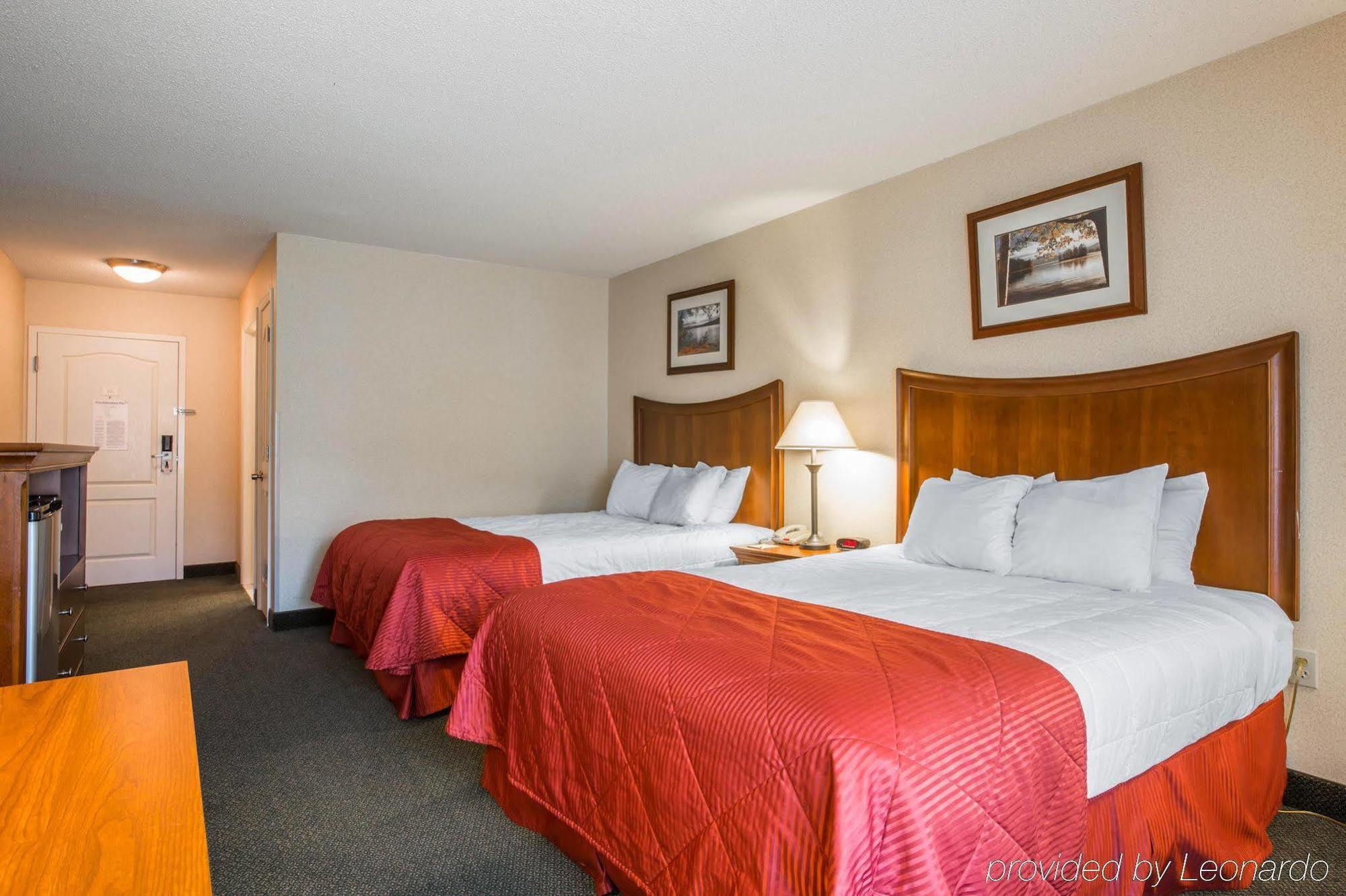Clarion Inn & Suites At The Outlets Of Lake George Exteriör bild
