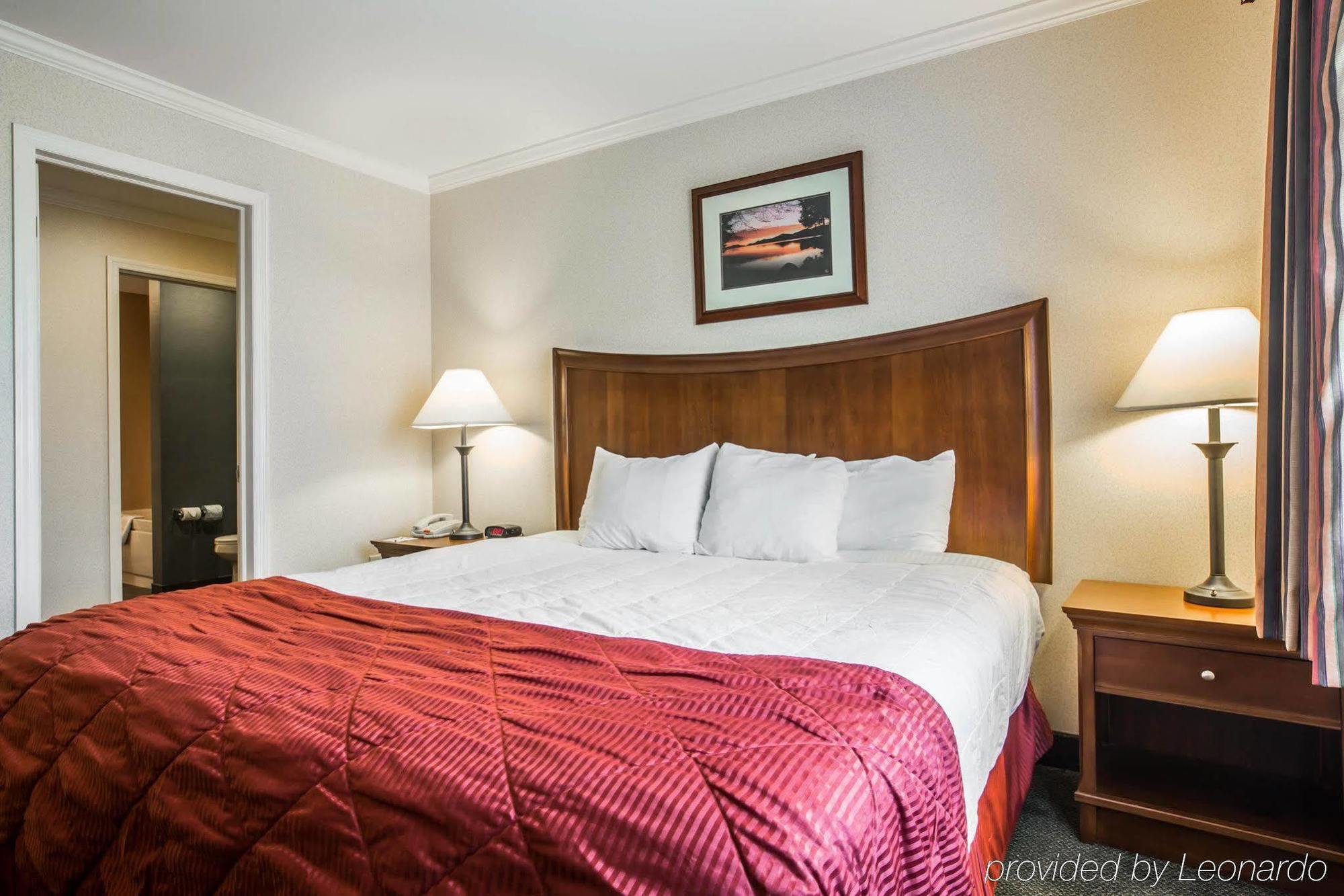Clarion Inn & Suites At The Outlets Of Lake George Exteriör bild