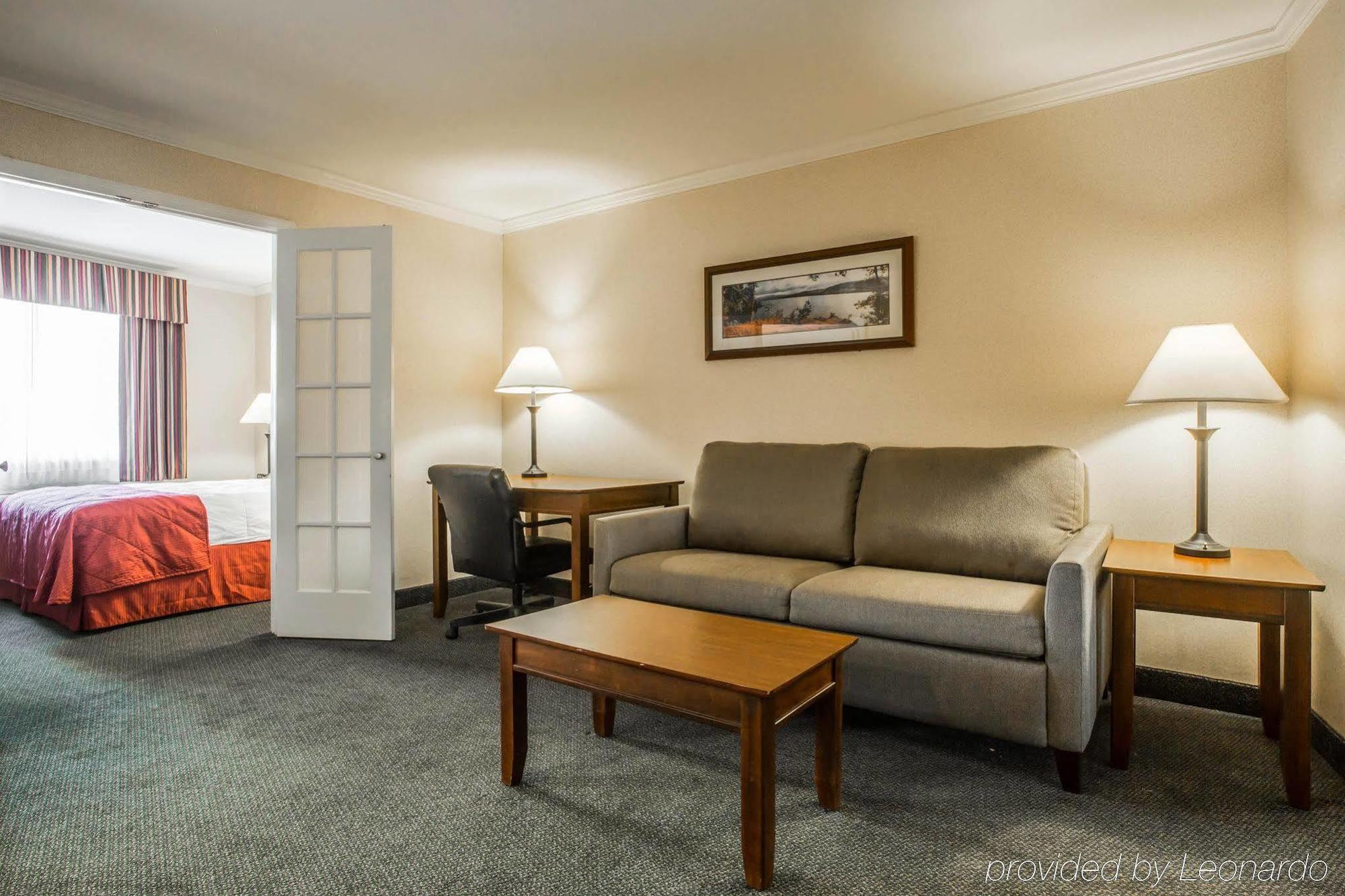 Clarion Inn & Suites At The Outlets Of Lake George Exteriör bild