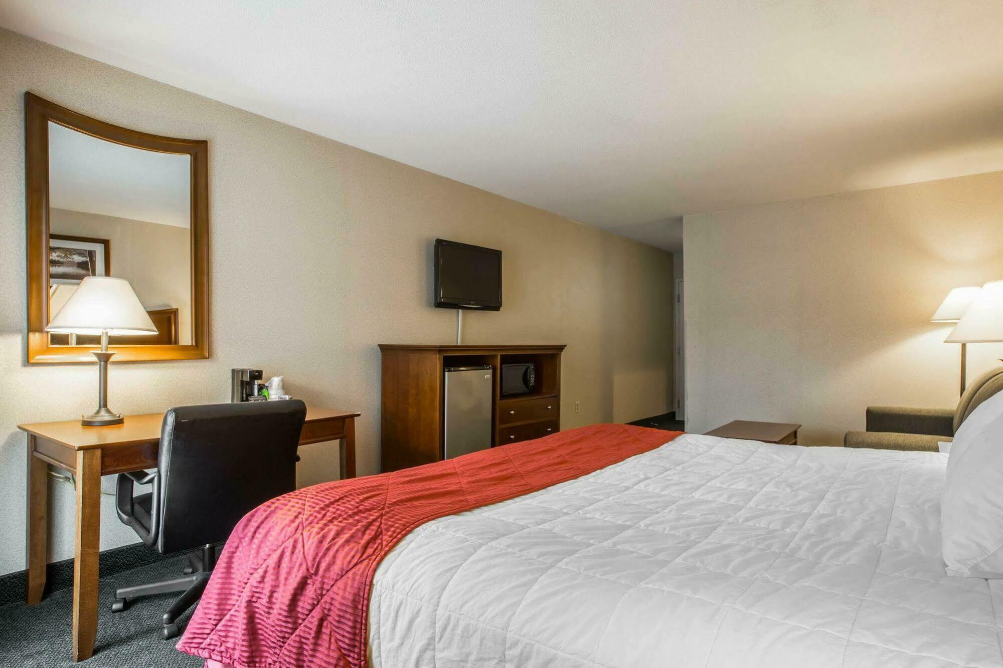 Clarion Inn & Suites At The Outlets Of Lake George Exteriör bild