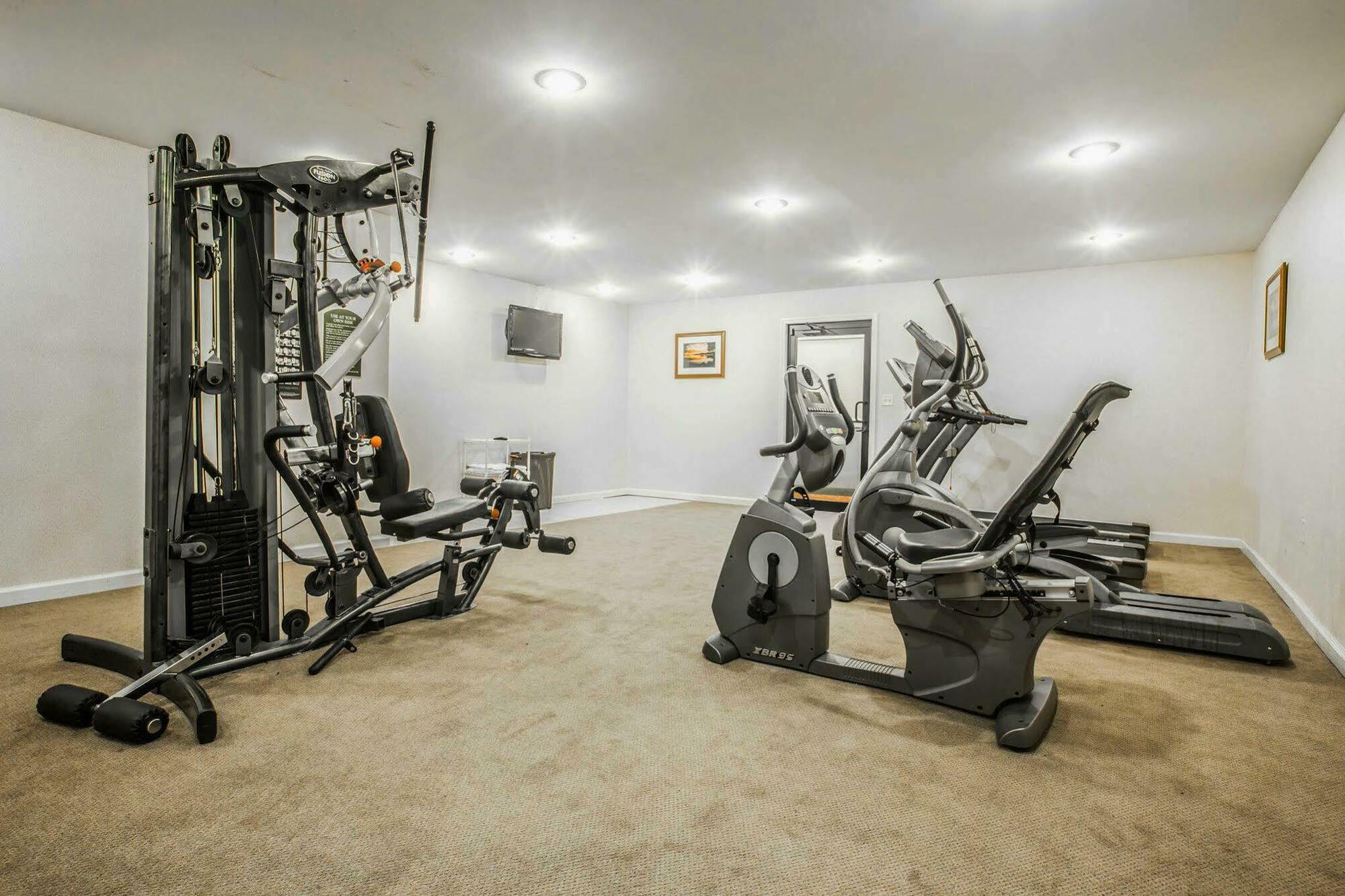 Clarion Inn & Suites At The Outlets Of Lake George Exteriör bild